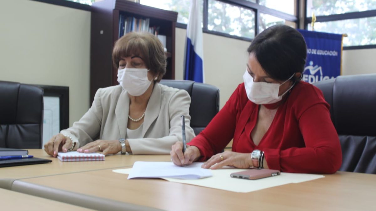 Meduca y universidades firman convenio para capacitar a más de 15 mil graduandos