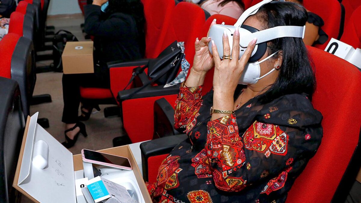 Ifarhu entrega becas para estudiar inglés a través de la realidad virtual