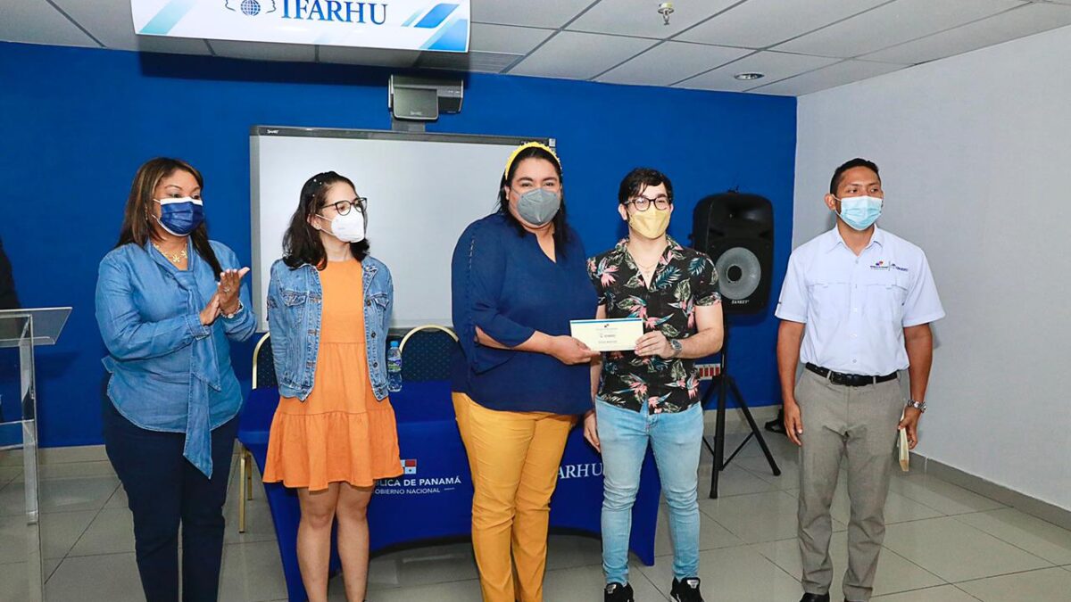 Ifarhu paga becas a estudiantes de Medicina