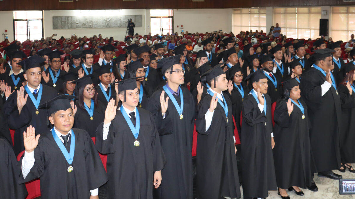 Se gradúan 58 profesionales en Informática, Electrónica y Comunicación