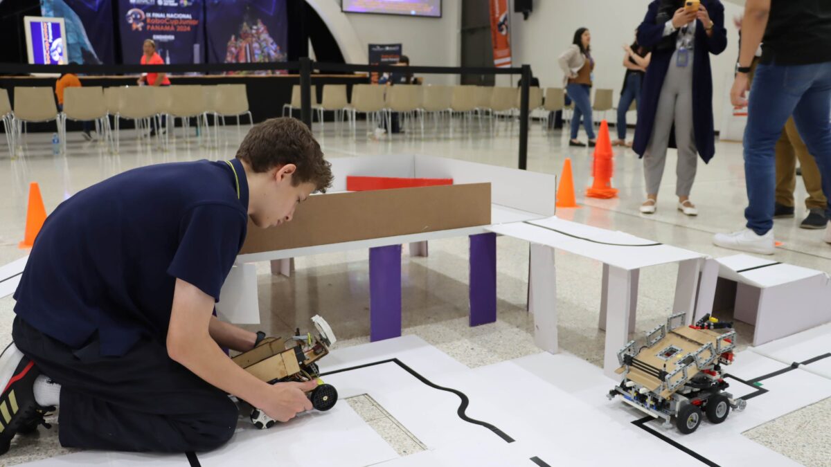 Veinte equipos compiten en la Final Nacional de RoboCupJunior Panamá 2024
